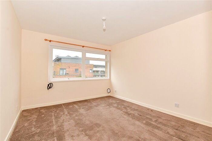 1 Bedroom Flat For Sale In Dunsfold Close, Crawley, West Sussex, RH11