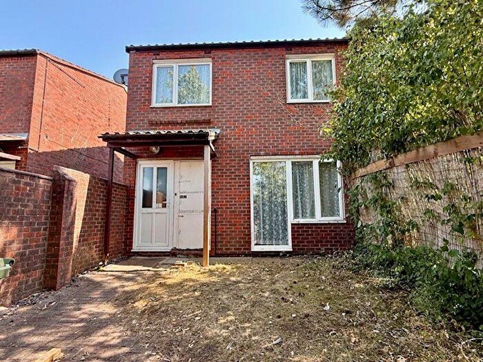 3 Bedroom End Of Terrace House For Sale In Turnmill Avenue, Springfield, Milton Keynes, MK6