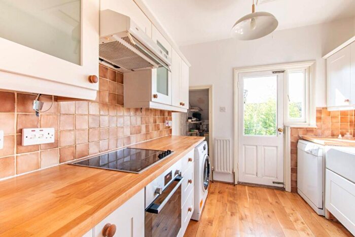 3 Bedroom Maisonette To Rent In Temple Road, Cricklewood, London, NW2