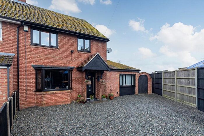 4 Bedroom End Of Terrace House For Sale In Saxon Close, Roxton, Bedford, MK44