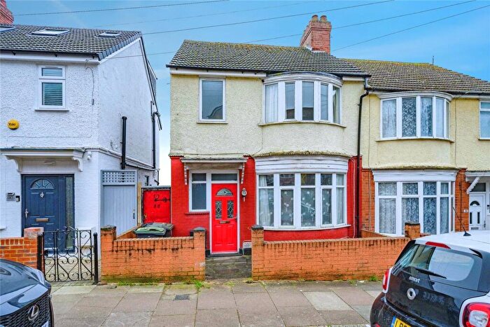 3 Bedroom Semi Detached House For Sale In Kingston Road, Luton, Bedfordshire, LU2