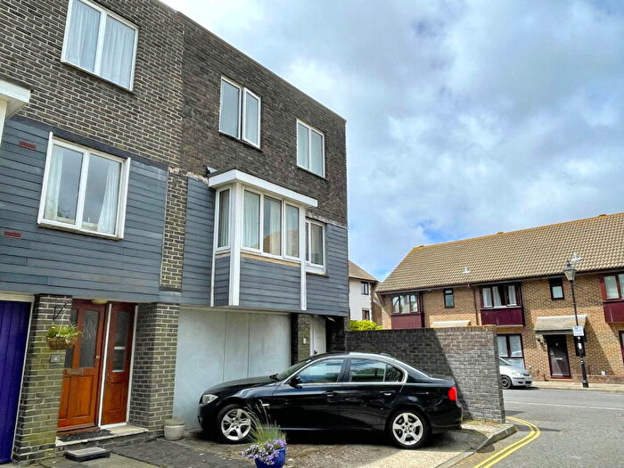 4 Bedroom End Of Terrace House For Sale In Poynings Place, Old Portsmouth, PO1