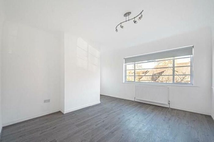 2 Bedroom Flat To Rent In Denison Close, Hampstead Garden Suburb, N2