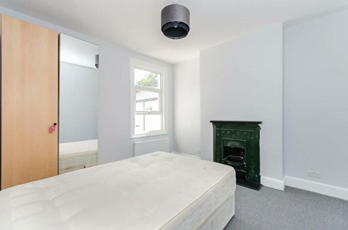 2 Bedroom Flat To Rent In Larch Road, Gladstone Park, London, NW2