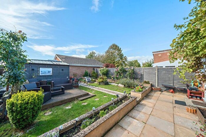 2 Bedroom Detached Bungalow For Sale In Edgeworth Drive, Carterton, Oxfordshire, OX18