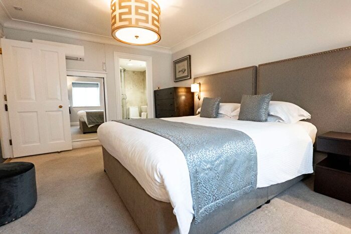 3 Bedroom Flat To Rent In Prince Of Wales Terrace, Kensington, London, W8