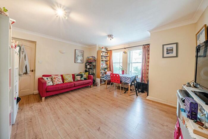 2 Bedroom Flat For Sale In Dents Road, London, SW11