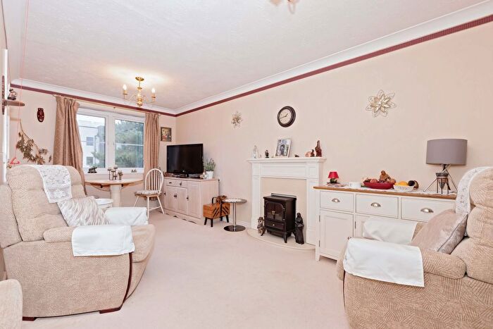 1 Bedroom Bungalow For Sale In Beachville Court, Brighton Road, Lancing, West Sussex, BN15