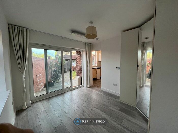 Studio To Rent In Park View, London, W3