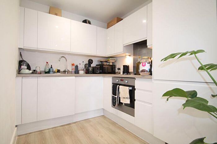 1 Bedroom Detached House To Rent In Desborough Road, High Wycombe, HP11