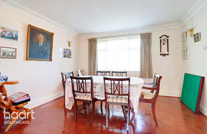 2 Bedroom Bungalow For Sale In Fairview, Potters Bar, EN6