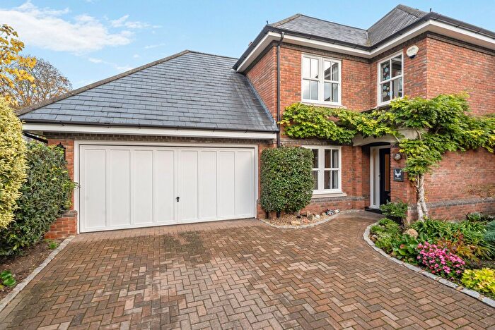 4 Bedroom Link Detached House For Sale In Churchfield Place, Shepperton, TW17