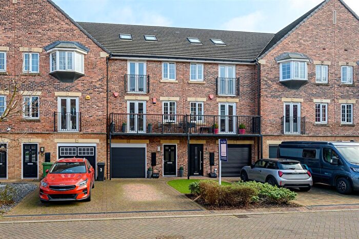 5 Bedroom Town House For Sale In Chancellor Grove, Dringhouses, York, YO24