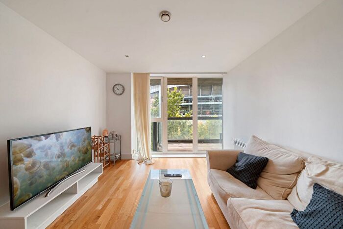 2 Bedroom Flat For Sale In Drayton Park, London, N5