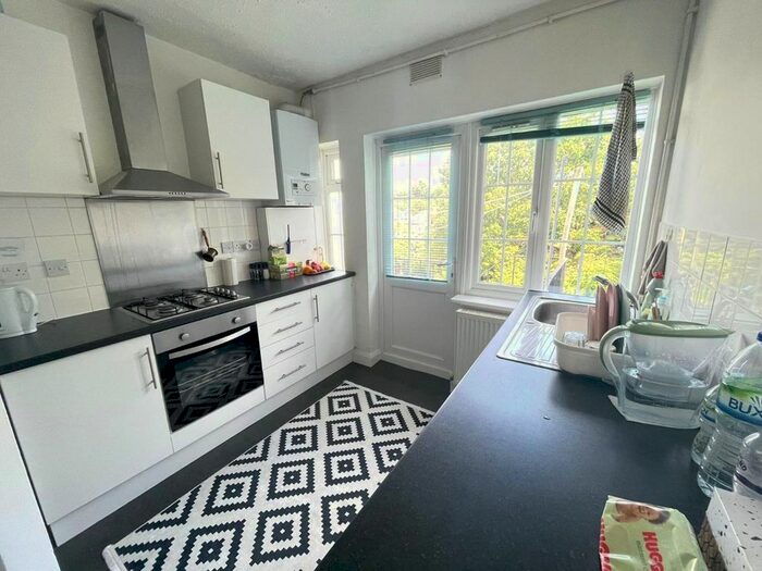 2 Bedroom Flat To Rent In Torrington Court, Torrington Park, London, N12