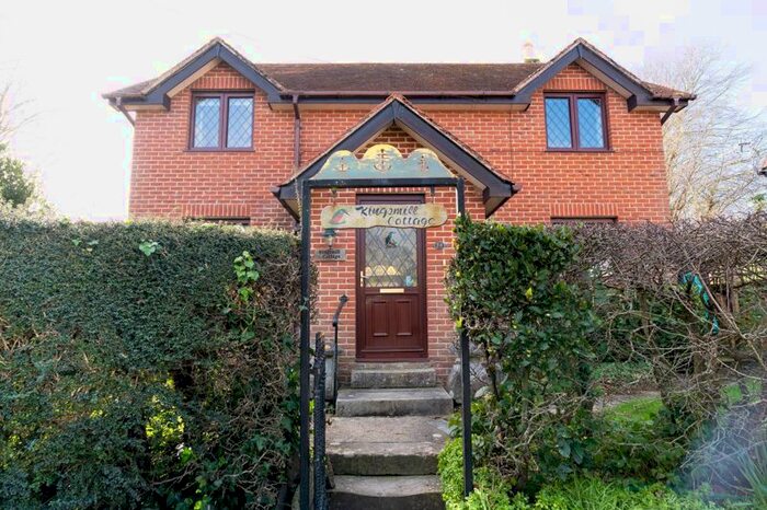 3 Bedroom Detached House To Rent In Castle Street, Newport, PO30
