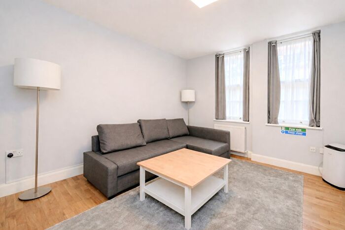 2 Bedroom Flat To Rent In Dickins House, Bloomsbury, WC1N