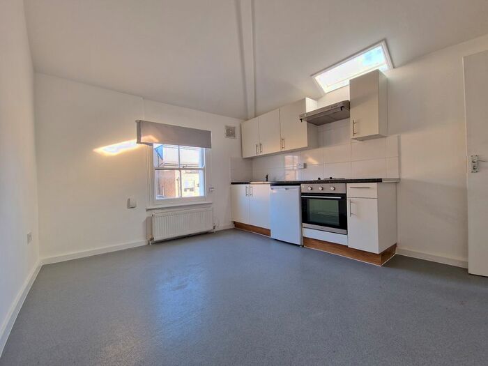 Studio To Rent In Finsbury Park Road, London, N4