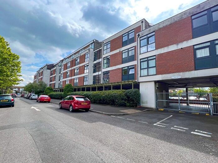 2 Bedroom Apartment For Sale In Victoria Avenue, West Molesey, KT8