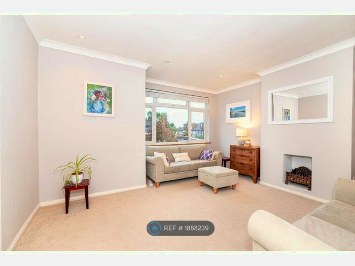 2 Bedroom Flat To Rent In Streatham Common, London, SW16