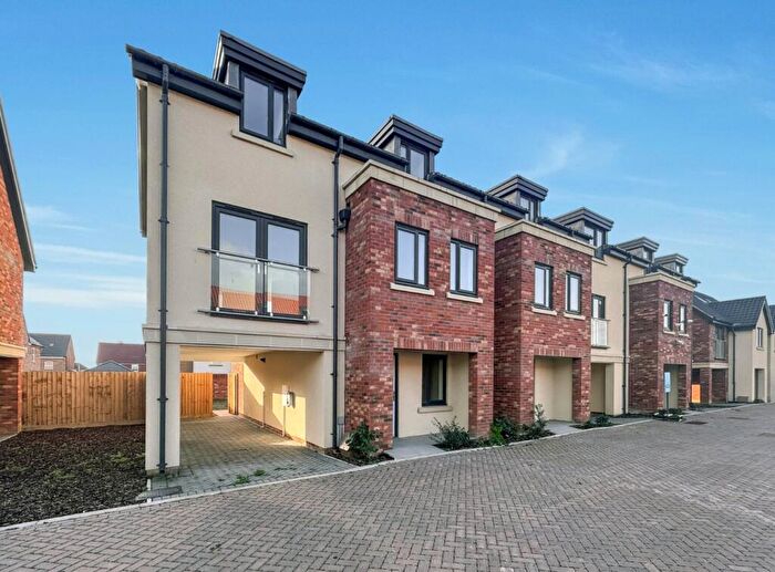 4 Bedroom End Of Terrace House For Sale In Windermere Avenue, Hullbridge, Hockley, Essex, SS5