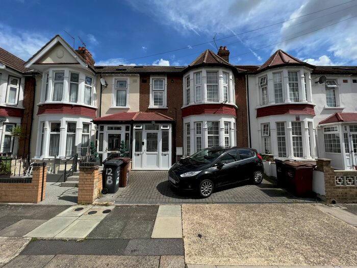 2 Bedroom Flat To Rent In Aldersey Gardens, Barking, IG11