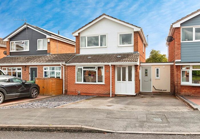 4 Bedroom Link Detached House For Sale In Bradshaw Way, Stafford, ST16