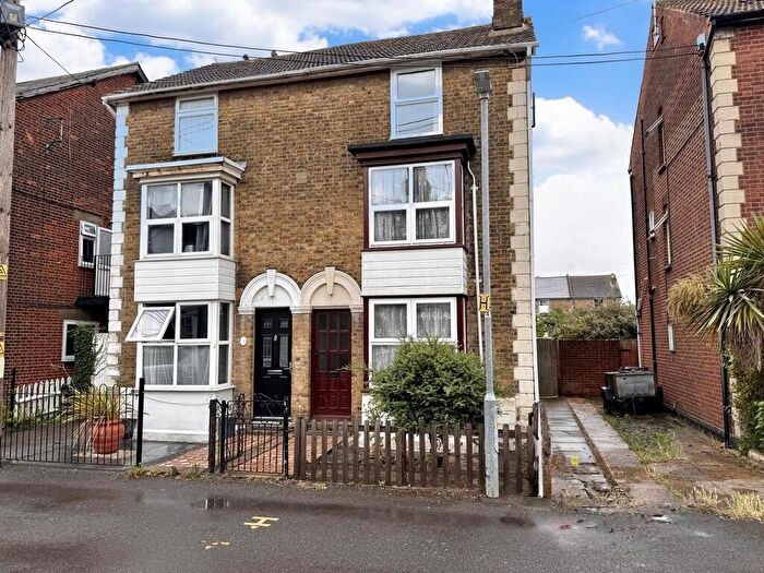 3 Bedroom Town House For Sale In New Road, Burnham-on-Crouch, CM0