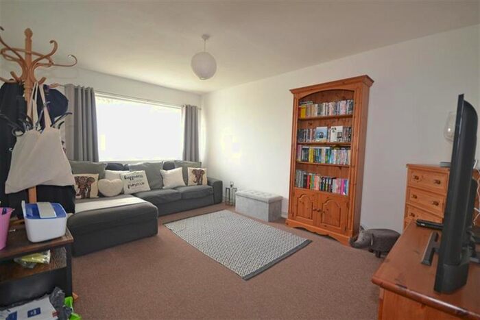 2 Bedroom Flat For Sale In Kingsway, Selsey, West Sussex, PO20