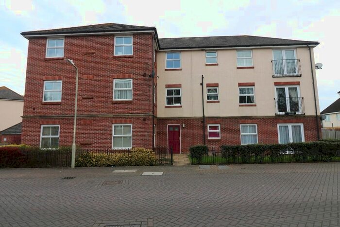 2 Bedroom Flat To Rent In Hurst Road, Kennington, Ashford, TN24
