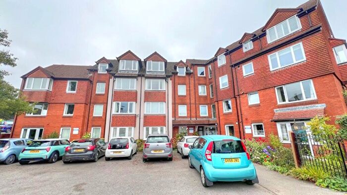 2 Bedroom Apartment For Sale In Lavant Court, Petersfield, Hampshire, GU32