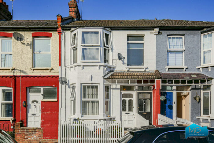 2 Bedroom Maisonette To Rent In Grange Avenue, North Finchley, London, N12