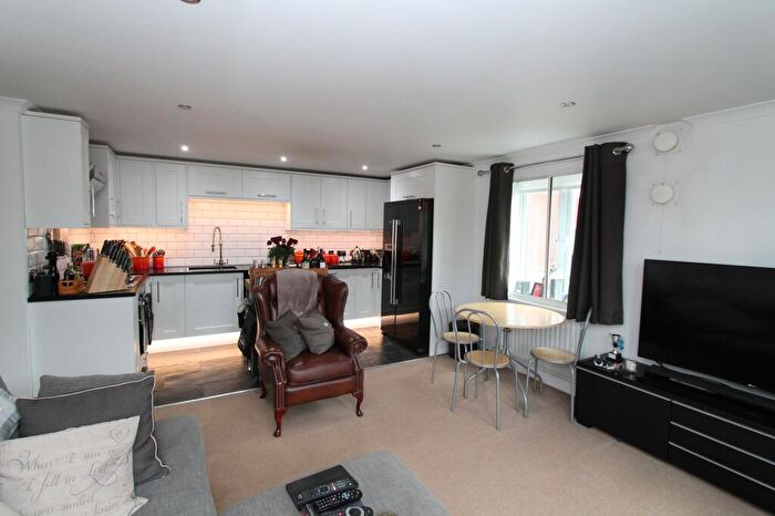 2 Bedroom Apartment To Rent In North Drive, Hatfield, AL9