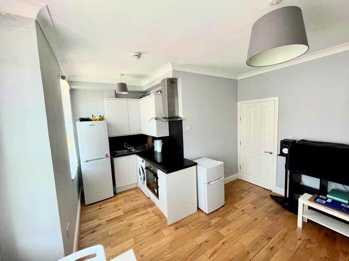 1 Bedroom Flat To Rent In Vale Grove, Acton W3