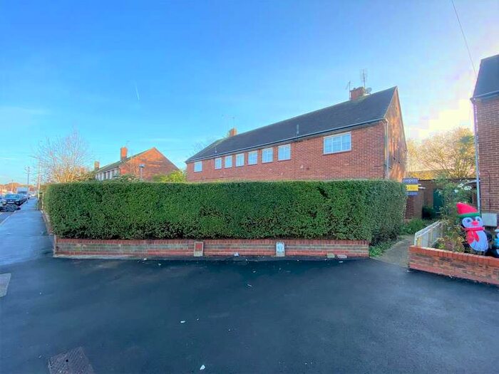 2 Bedroom Maisonette Flat To Rent In Lynhurst Crescent, Uxbridge, UB10