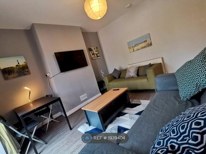 4 Bedroom Semi-Detached House To Rent In Roberts Avenue, Newcastle Under Lyme, ST5