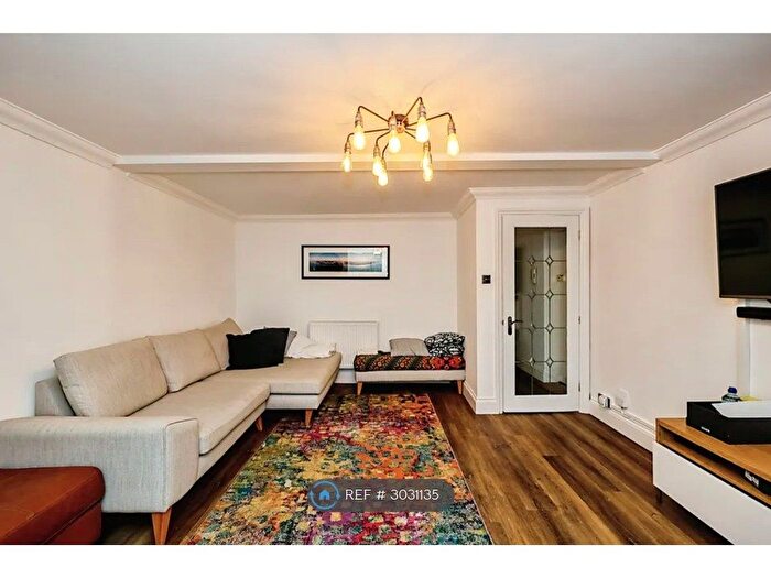 2 Bedroom Flat To Rent In South Parade, Hampshire, PO4