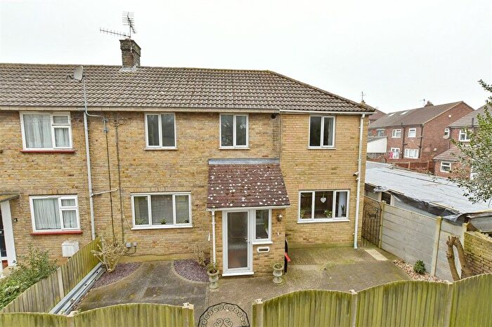 4 Bedroom End Of Terrace House For Sale In St. Peter's Court, Faversham, Kent, ME13