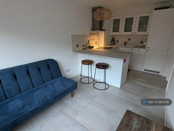 1 Bedroom Flat To Rent In Britten Close, London, NW11