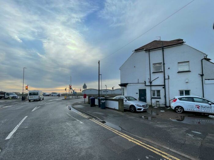 2 Bedroom Flat To Rent In The Gardens, Southwick, West Sussex, BN42