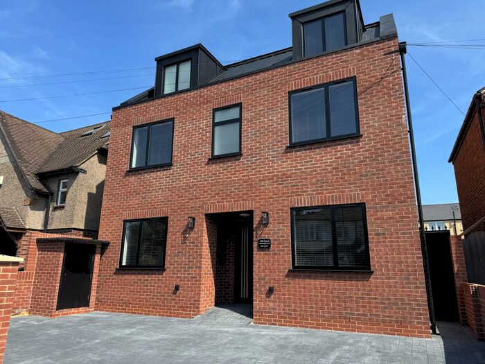 2 Bedroom Flat To Rent In Elmhurst Avenue, Mitcham, Surrey, CR4