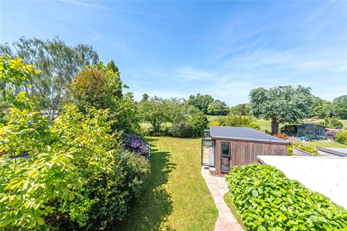 3 Bedroom Detached House For Sale In Kenton Avenue, Sunbury, TW16
