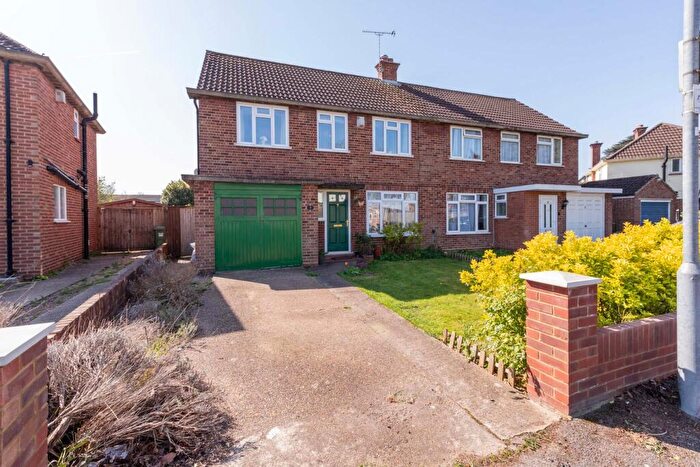 3 Bedroom Semi-Detached House For Sale In Raymond Road, Langley, SL3