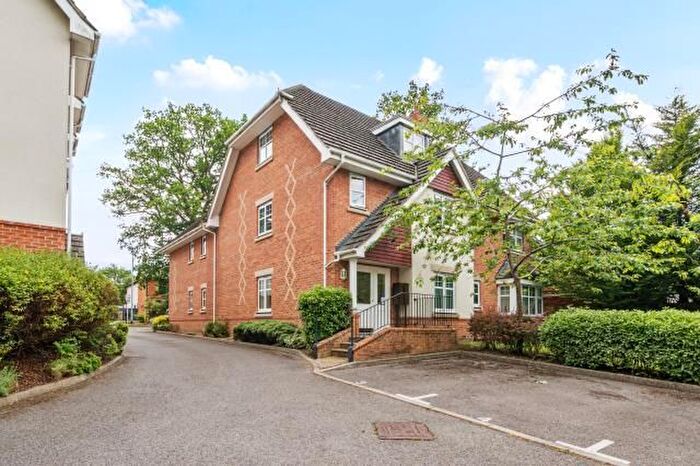 2 Bedroom Flat To Rent In Lightwater, Surrey, GU18