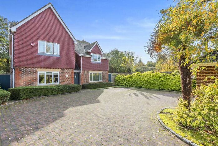 6 Bedroom Detached House To Rent In Chestnut Drive, Windsor, SL4