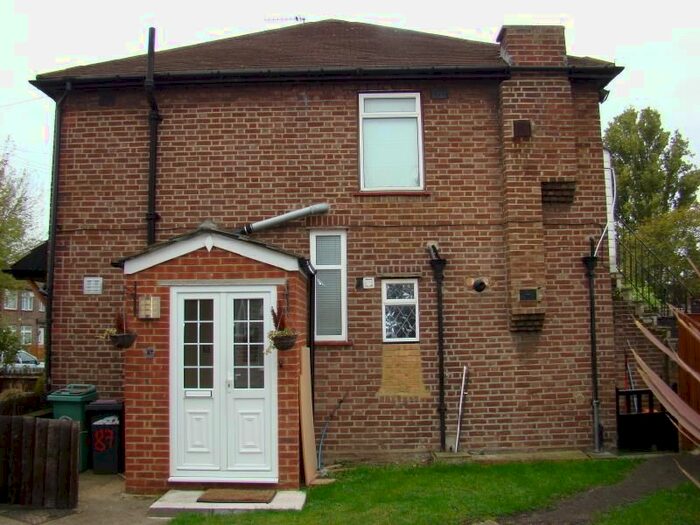 2 Bedroom Maisonette To Rent In Botwell Crescent, Hayes, Middlesex, UB3