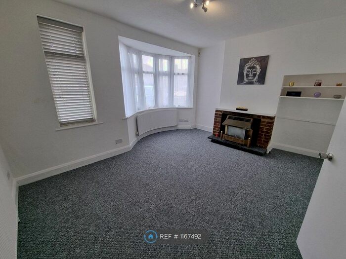 4 Bedroom Semi-Detached House To Rent In Hart Grove, Southall, UB1