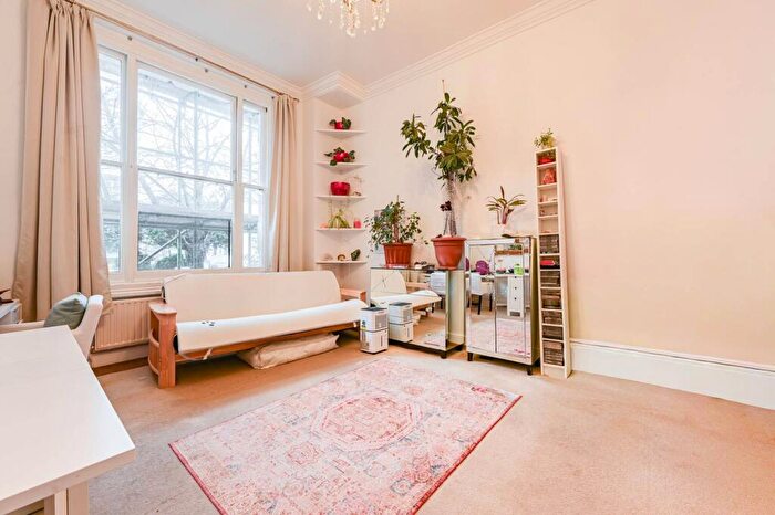 2 Bedroom Flat For Sale In Redcliffe Gardens, Chelsea, London, SW10