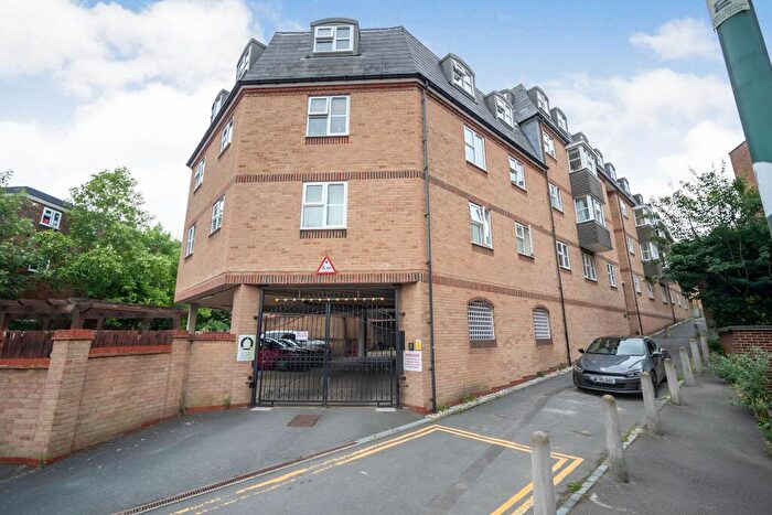 1 Bedroom Flat For Sale In Darwin Court, Gravel Walk, Rochester, Kent, ME1