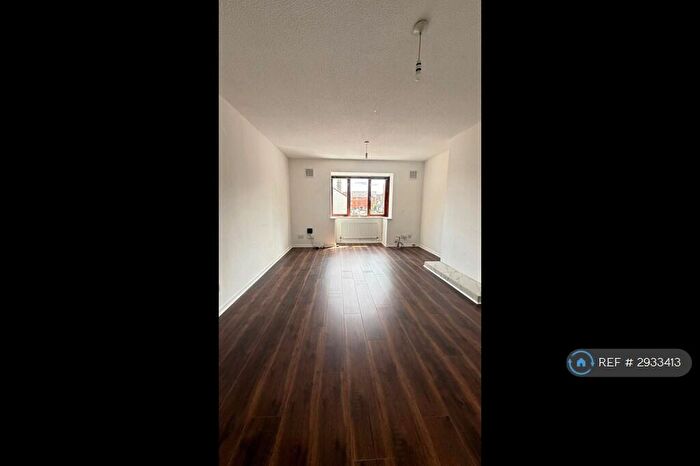 2 Bedroom Flat To Rent In Victoria Crescent, Chelmsford, CM1